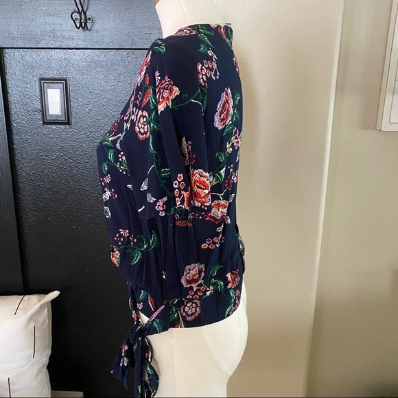 Socialite Blue Floral Front Tie Top. Size Small. Like New - Picture 5 of 8